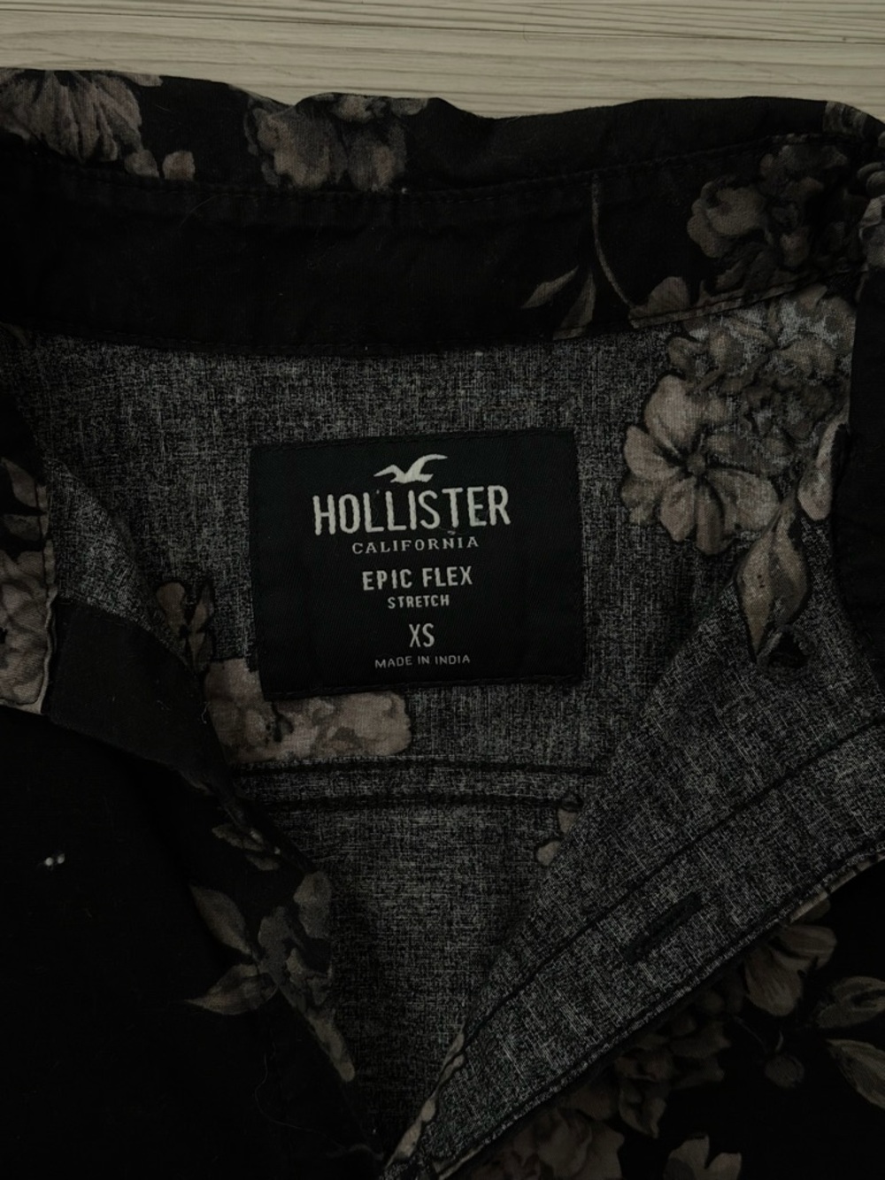 Bundle of 2 Hollister Men’s Button-Down Shirts - Picture 7 of 7